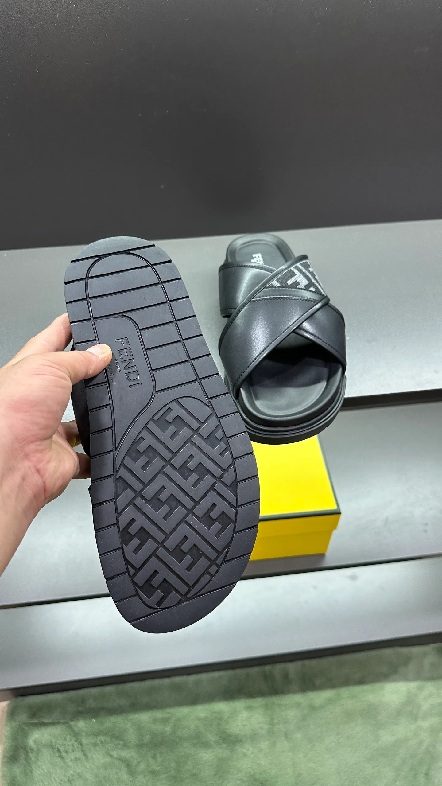 P300 [Fendi Slippers] High-end men's shoes brand, official website 1:1 latest masterpiece: original mold customization, fabrics made of imported original materials, upgraded outsole, lighter and non-slip. The market's top quality, simple yet tasteful, a must-have for fashionistas, fashionable at your feet, full of confidence, the same style at the counter 👍The season of summer slippers is here. Code: 38-45, 46 order